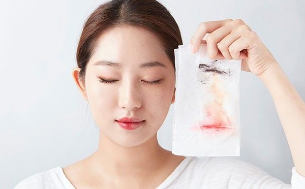 Hóa ra làn da dễ bị mụn là do quên tẩy trang, lười dùng kem chống nắng
