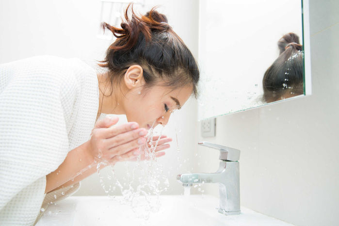 Hóa ra làn da dễ bị mụn là do quên tẩy trang, lười dùng kem chống nắng