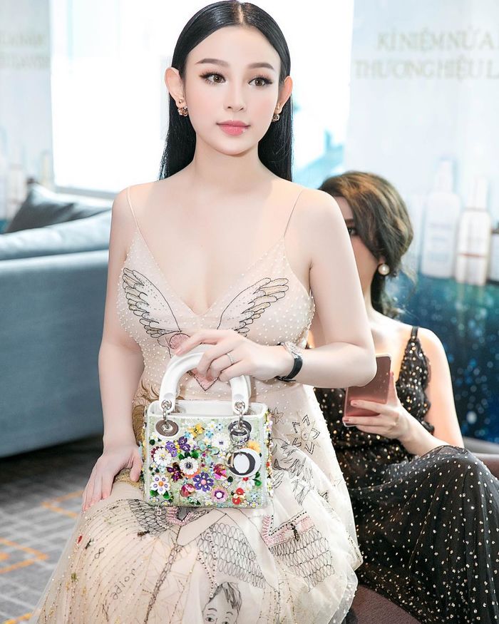 Hội mẹ “bỉm sữa” tích cực diện đồ khoe vòng 1 căng tràn nhất nhì Vbiz