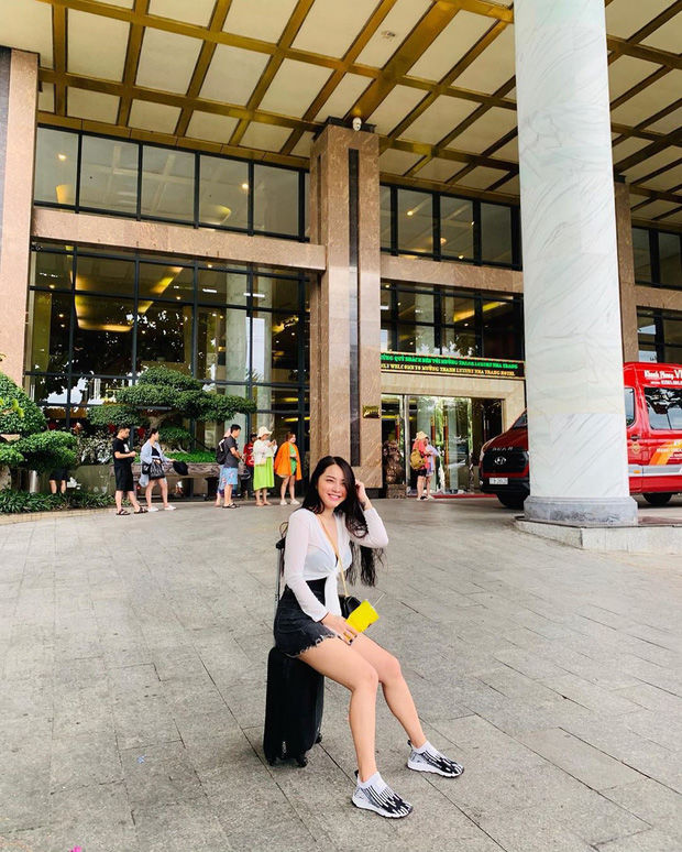 Hội mẹ “bỉm sữa” tích cực diện đồ khoe vòng 1 căng tràn nhất nhì Vbiz