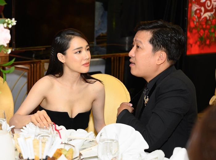 Hội mẹ “bỉm sữa” tích cực diện đồ khoe vòng 1 căng tràn nhất nhì Vbiz