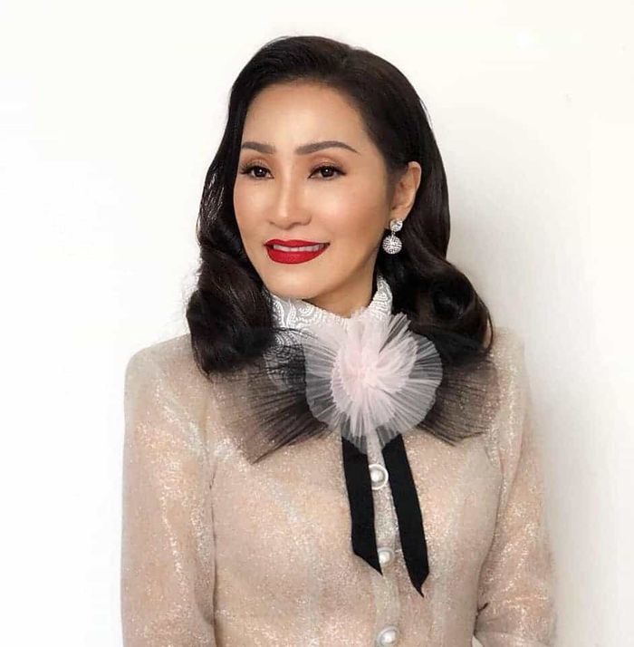 Hồng Đào đón tuổi 57 nhẹ nhàng bên 2 cô con gái cưng ở Mỹ