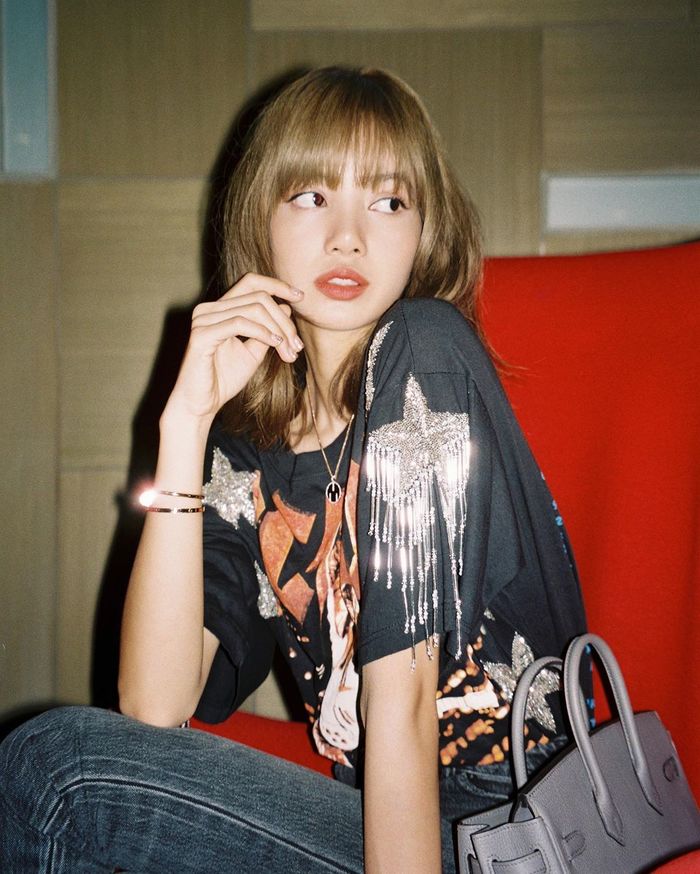 Ảnh hot sao Hàn 15/9: Lisa đẹp sắc xảo, Jin Young (GOT7) râu lún phún