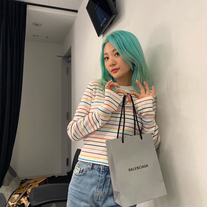 Ảnh hot sao Hàn 14/9: Jisoo tỏa sáng ở sân bay đi dự NY Fashion Week