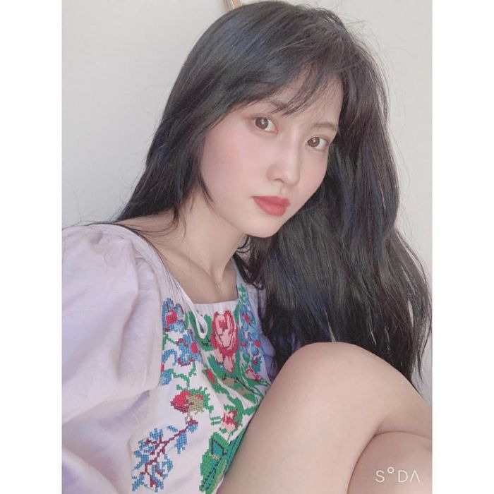 Ảnh hot sao Hàn 15/9: Lisa đẹp sắc xảo, Jin Young (GOT7) râu lún phún