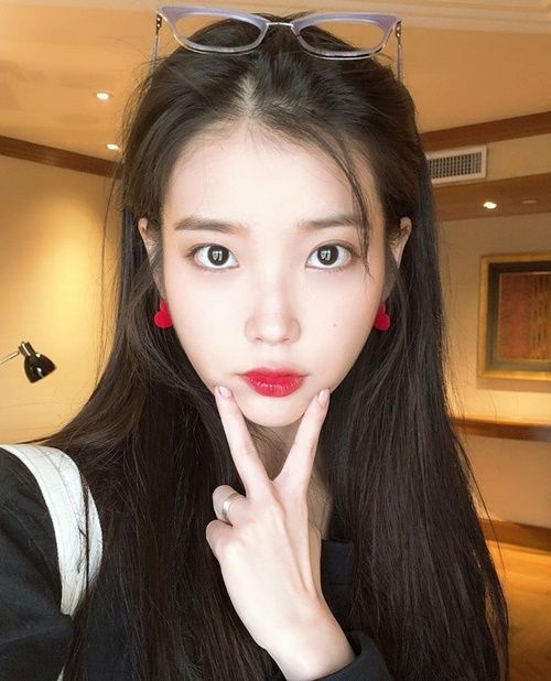 Ảnh hot sao Hàn 15/9: Lisa đẹp sắc xảo, Jin Young (GOT7) râu lún phún