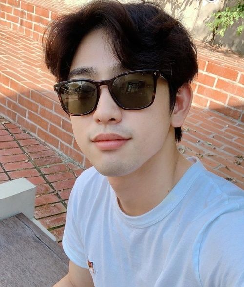 Ảnh hot sao Hàn 15/9: Lisa đẹp sắc xảo, Jin Young (GOT7) râu lún phún