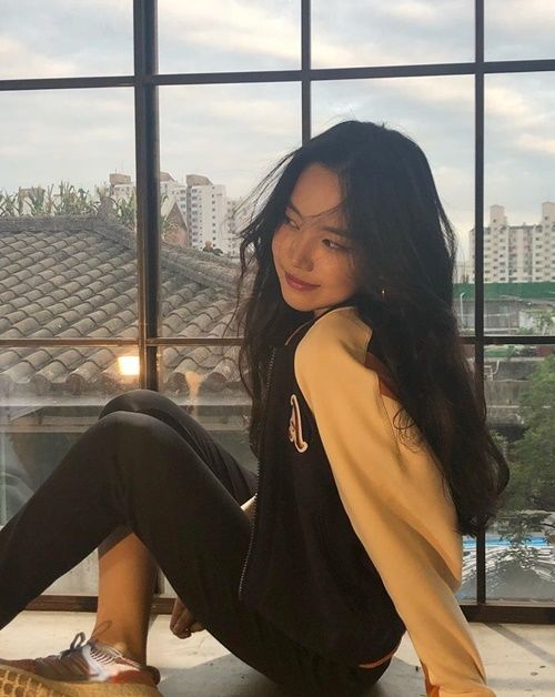 Ảnh hot sao Hàn 15/9: Lisa đẹp sắc xảo, Jin Young (GOT7) râu lún phún