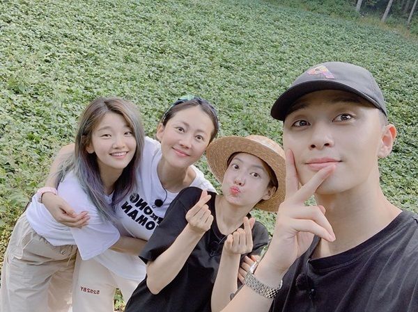 Ảnh hot sao Hàn 14/9: Jisoo tỏa sáng ở sân bay đi dự NY Fashion Week