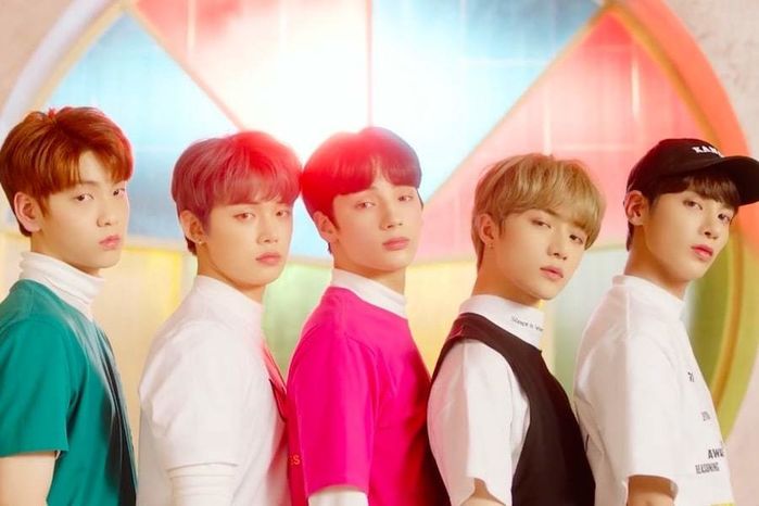 Ảnh hot sao Hàn 15/9: Lisa đẹp sắc xảo, Jin Young (GOT7) râu lún phún