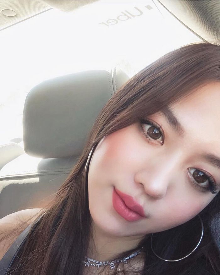 Ảnh hot sao Hàn 15/9: Lisa đẹp sắc xảo, Jin Young (GOT7) râu lún phún