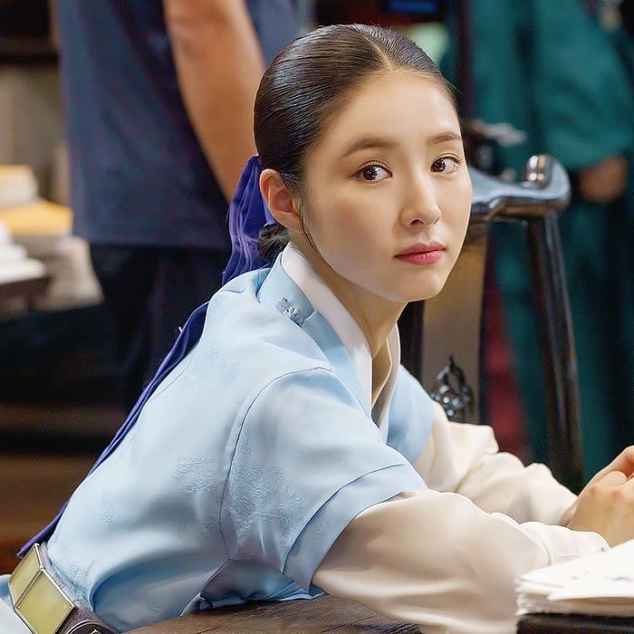 Ảnh hot sao Hàn 14/9: Jisoo tỏa sáng ở sân bay đi dự NY Fashion Week