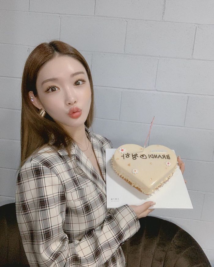 Ảnh hot sao Hàn 11/9: Mina sẽ comeback cùng nhóm, Jisoo đầy nổi loạn