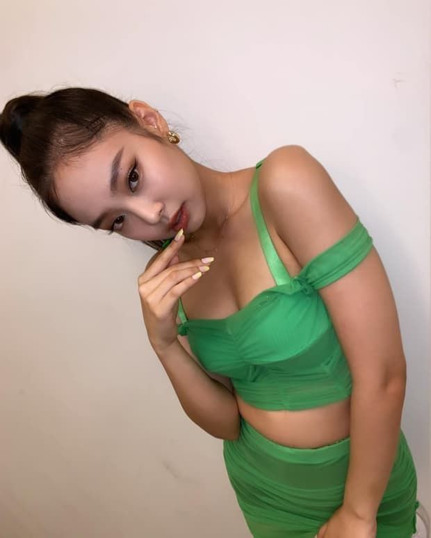 Jennie tỏa sáng hết cỡ qua ống kính mẹ ruột nhờ eo thon