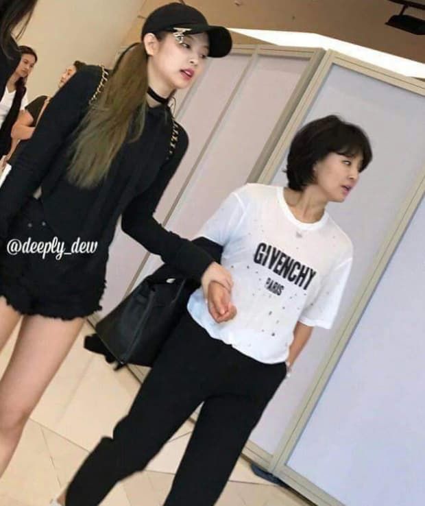 Jennie tỏa sáng hết cỡ qua ống kính mẹ ruột nhờ eo thon
