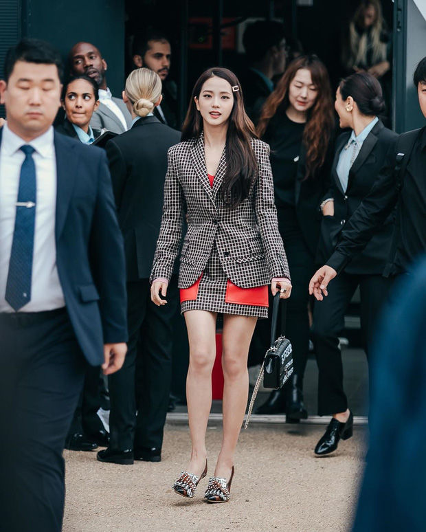 Jisoo (BlackPink) gây náo loạn trời Anh với style tiểu thư quý tộc