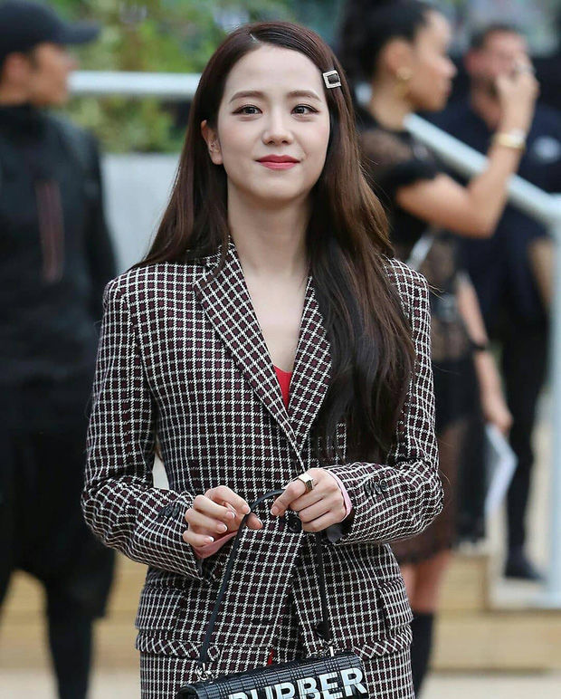 Jisoo (BlackPink) gây náo loạn trời Anh với style tiểu thư quý tộc