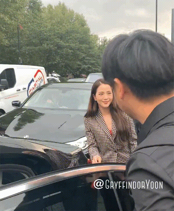 Jisoo (BlackPink) gây náo loạn trời Anh với style tiểu thư quý tộc