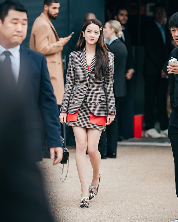 Jisoo (BlackPink) gây náo loạn trời Anh với style tiểu thư quý tộc
