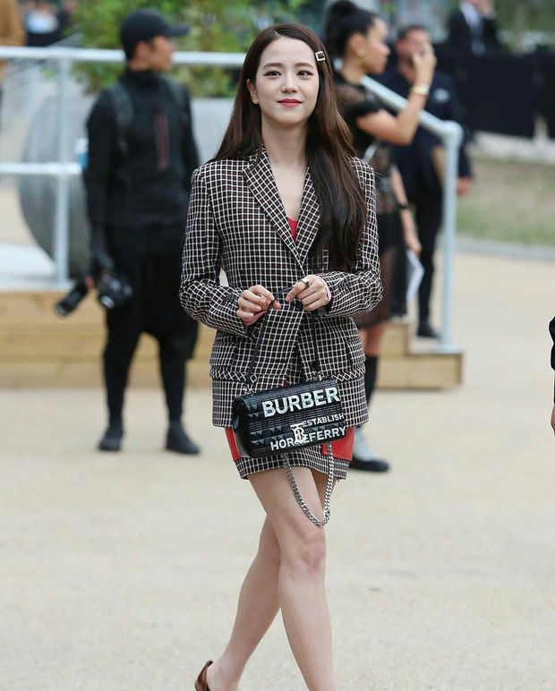 Jisoo (BlackPink) gây náo loạn trời Anh với style tiểu thư quý tộc