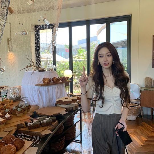 Jiyeon xuất hiện với thân hình gầy gò khiến netizen xót xa