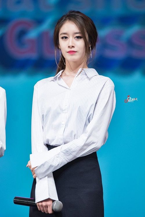 Jiyeon xuất hiện với thân hình gầy gò khiến netizen xót xa