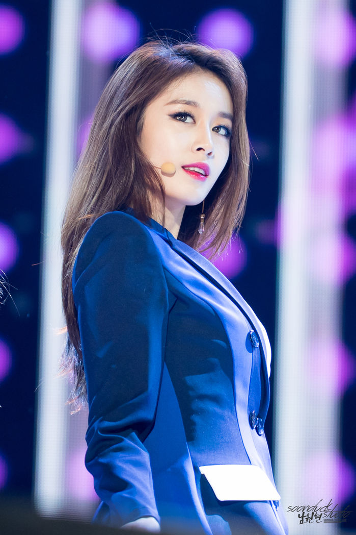 Jiyeon xuất hiện với thân hình gầy gò khiến netizen xót xa