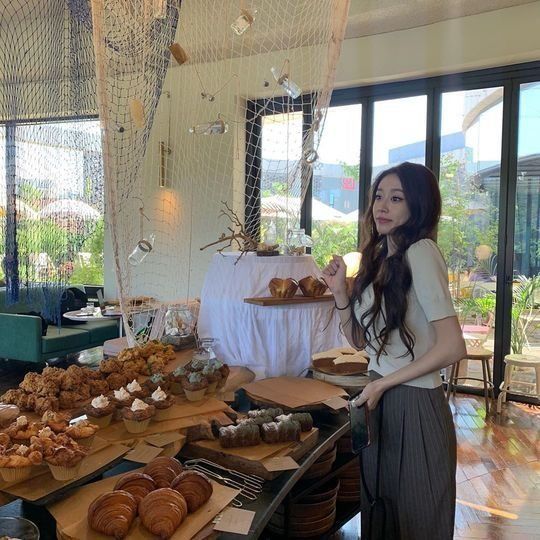 Jiyeon xuất hiện với thân hình gầy gò khiến netizen xót xa