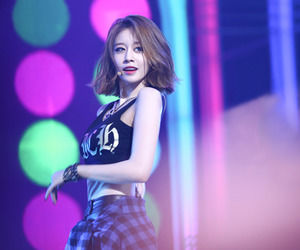 Jiyeon xuất hiện với thân hình gầy gò khiến netizen xót xa