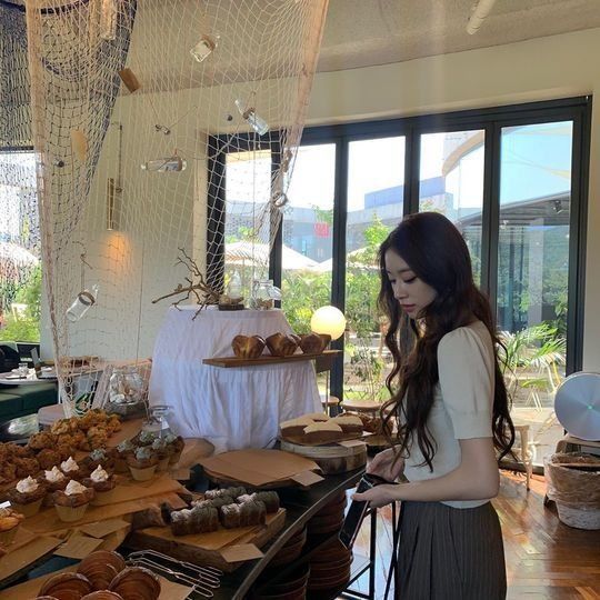 Jiyeon xuất hiện với thân hình gầy gò khiến netizen xót xa