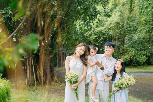 Khoe ảnh tổ ấm, nhan sắc hậu dao kéo của Lưu Hương Giang gây chú ý