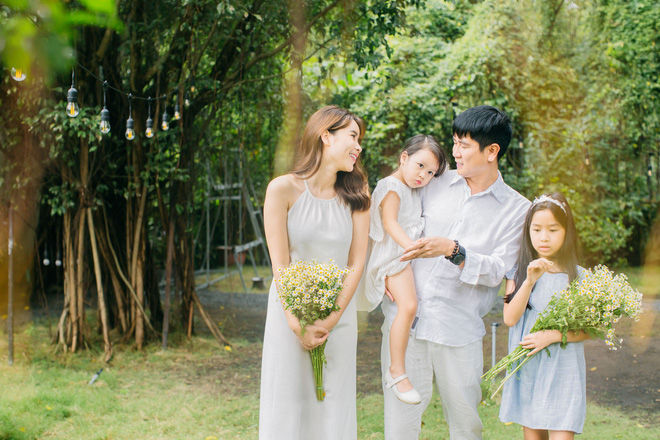 Khoe ảnh tổ ấm, nhan sắc hậu dao kéo của Lưu Hương Giang gây chú ý