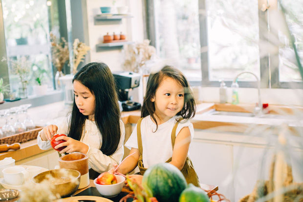 Khoe ảnh tổ ấm, nhan sắc hậu dao kéo của Lưu Hương Giang gây chú ý