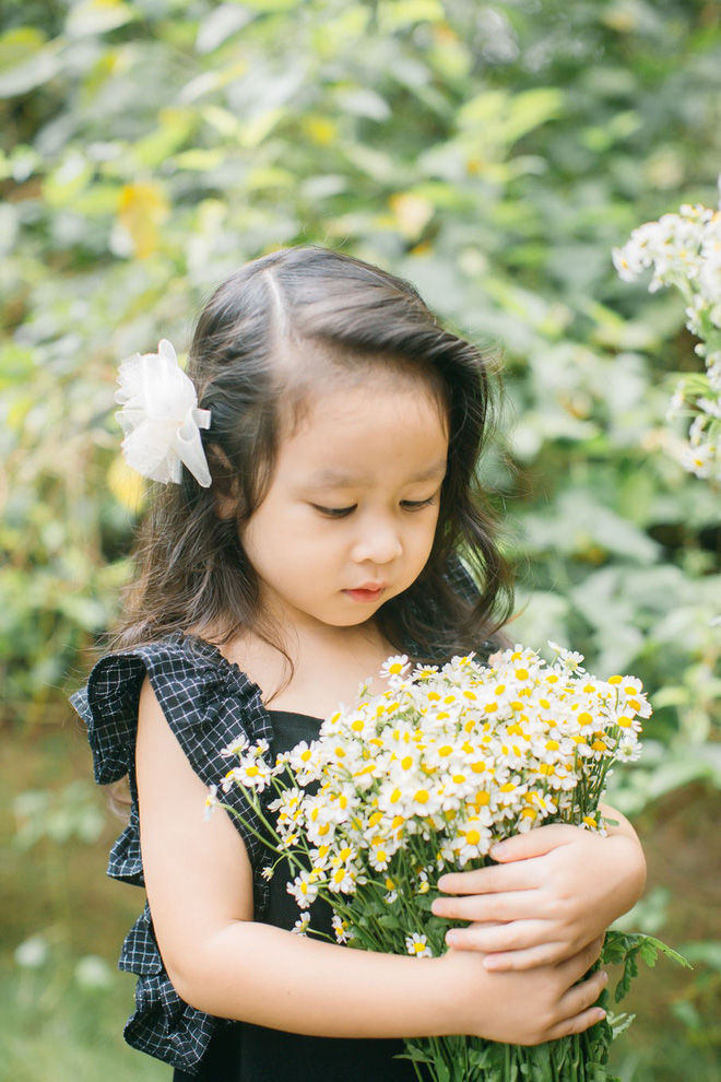 Khoe ảnh tổ ấm, nhan sắc hậu dao kéo của Lưu Hương Giang gây chú ý