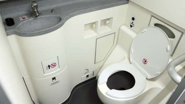 Không đi vệ sinh khi máy bay cất, hạ cánh vì khi gặp sự cố sẽ mắc kẹt
