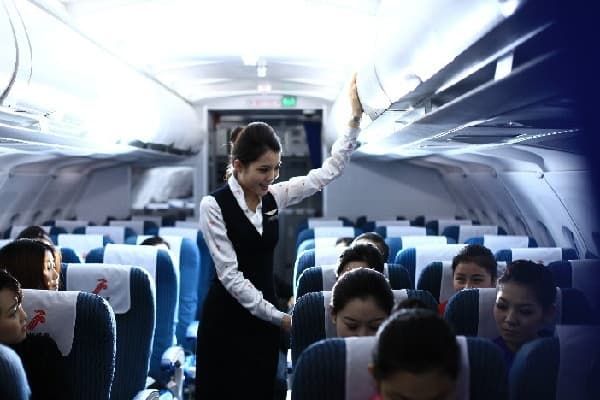 Không đi vệ sinh khi máy bay cất, hạ cánh vì khi gặp sự cố sẽ mắc kẹt