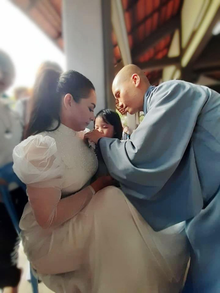 Kiếm tiền siêu khủng, nữ ca sĩ đông con nhất showbiz Việt sống giản dị