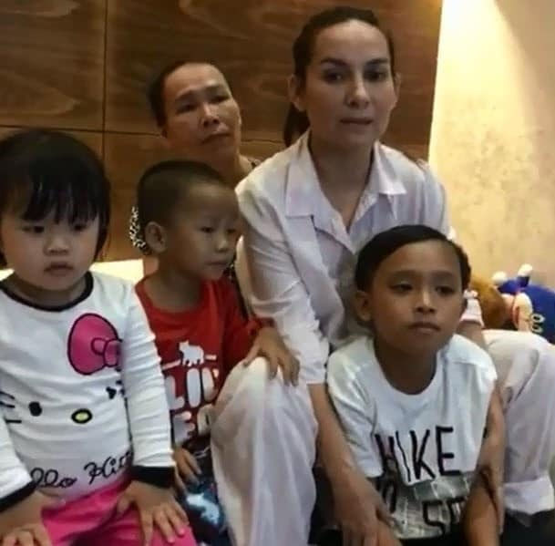 Kiếm tiền siêu khủng, nữ ca sĩ đông con nhất showbiz Việt sống giản dị