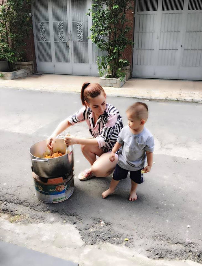 Kiếm tiền siêu khủng, nữ ca sĩ đông con nhất showbiz Việt sống giản dị