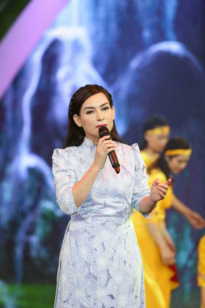 Kiếm tiền siêu khủng, nữ ca sĩ đông con nhất showbiz Việt sống giản dị