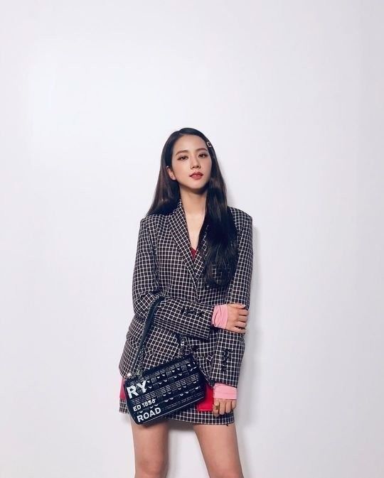 Knet thương xót Mina nhưng chê bai Jisoo thậm tệ