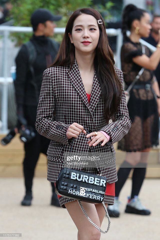 Knet thương xót Mina nhưng chê bai Jisoo thậm tệ