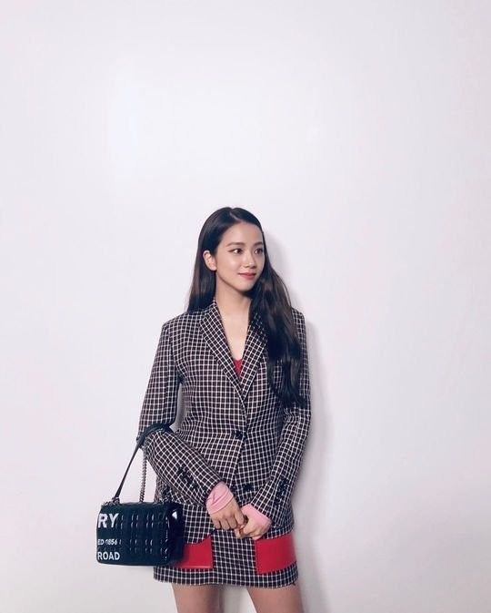 Knet thương xót Mina nhưng chê bai Jisoo thậm tệ