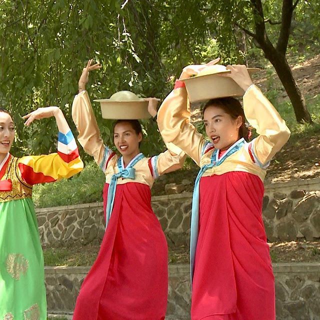 Kỳ Duyên liên tục bị bung áo vì vòng 1 quá khủng