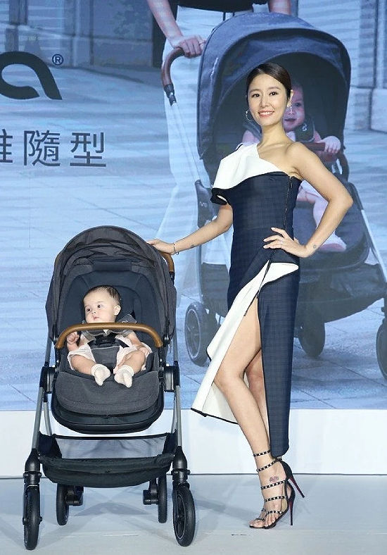 Lâm Tâm Như hở bạo khoe chân dài sexy, nhưng vòng 2 to bất thường