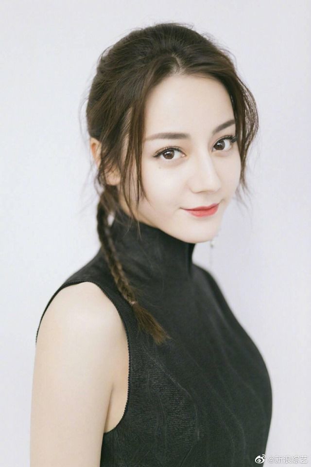 Lần đầu Địch Lệ Nhiệt Ba bị nhận xét thua chị kém em về nhan sắc