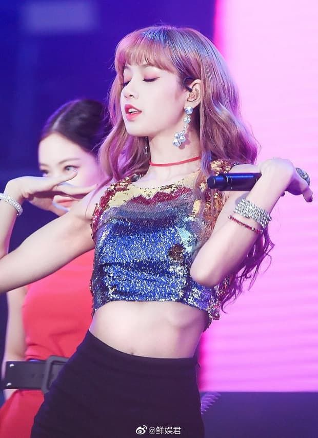 Lisa (Black Pink) thậm chí dùng băng đô thay thắt lưng cũng vẫn vừa