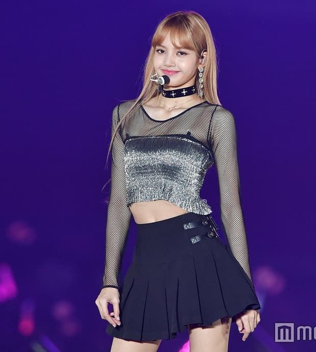 Lisa (Black Pink) thậm chí dùng băng đô thay thắt lưng cũng vẫn vừa