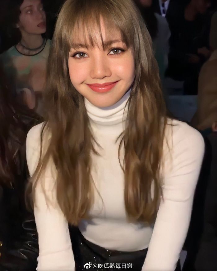 Lisa (BLACKPINK) gây bùng nổ netizen vì sắc vóc đẹp điên đảo tại Pháp
