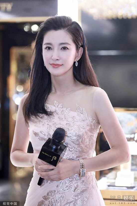 Lý Băng Băng tuổi 46 xinh đẹp, trẻ trung khi yêu bạn trai kém tuổi hơn
